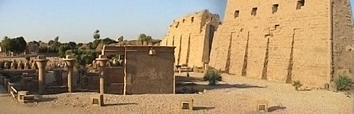 Archivo:Parvis Karnak