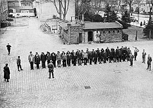 Archivo:Prisoners guarded by SA men line up in the yard of Sachsenhausen-Oranienburg