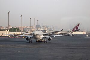 Archivo:Qatar Doha International Airport, Aircraft, Qatar