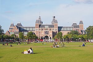 Archivo:Rijksmuseum from Museumplein 2523