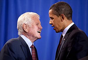 Archivo:Senator Edward Kennedy with President Barack Obama 4-21-09