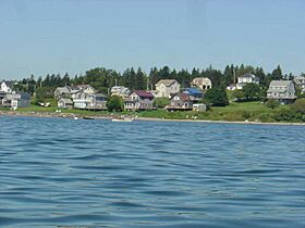 Archivo:Shorefront houses, Jonesport Maine, USA