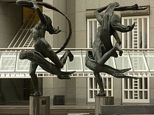Archivo:Statues in the SunTrust Plaza