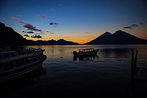 Archivo:Sunrise on Lake Atitlan (6996000547)