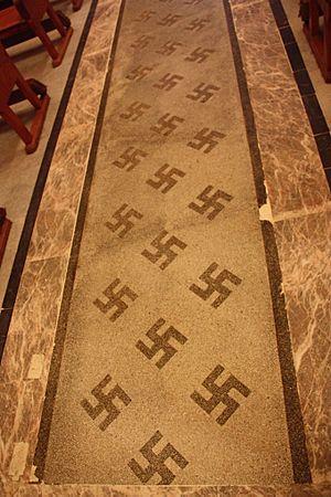 Archivo:Swastikas 