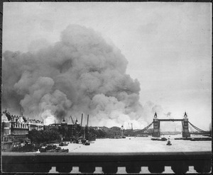 Archivo:This picture, taken during the first mass air raid on London, 7th September 1940, describes more than words ever... - NARA - 541917