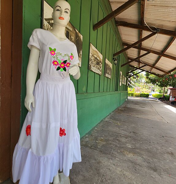 Traje Típico de una Quezalteca