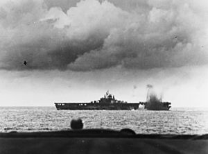 Archivo:USS Bunker Hill (CV-17) is near-missed by a Japanese bomb during the Battle of the Philippine Sea, 19 June 1944 (80-G-366983)