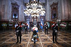Archivo:Velorio del expresidente de la República Argentina, Carlos Saul Menem, en el Salón Azul del Congreso de la Nación, en Buenos Aires, Argentina