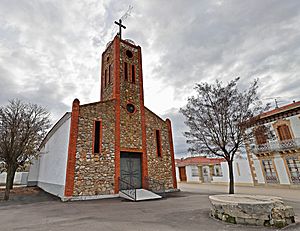 Archivo:Vista frontal de la Iglesia de Encinas de Arriba