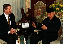Archivo:William cohen with suharto