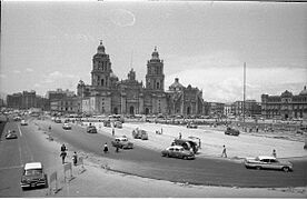 009282 R-149 018 OBRAS EN EL ZÓCALO AGOSTO 22 1958 (34106469466)