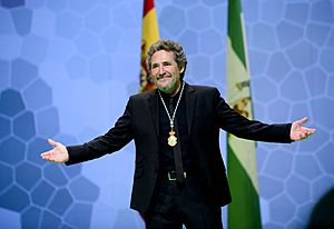 Archivo:28.02.14 Miguel Rios recibiendo la medalla de Andalucía