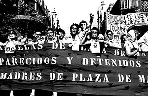 Archivo:Abuelas de Plaza de Mayo, Derechos Humanos, Madres de Plaza de Mayo, Marchas