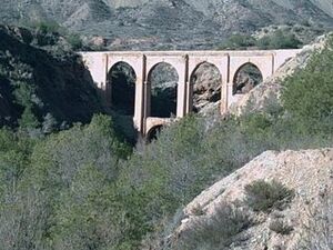 Archivo:Acueductocincoojos