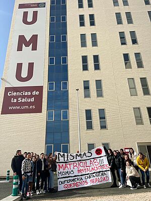 Archivo:Alumnos de Cartagena en el nuevo edificio de Ciencias de la Salud en Murcia