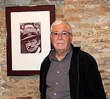 Armengol amb el gravat del Premi Enric Valor.jpg