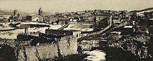 Archivo:Armenian quarters of city of Shusha destroyed by Azerbaijani armed forces in 1920 with defiled cathedral of Holy Savior on background 2
