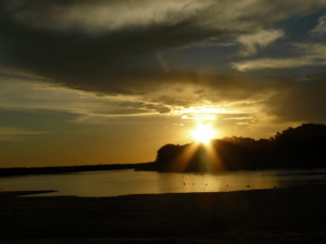 Archivo:Atardecer en playa paraíso, Villa Florida