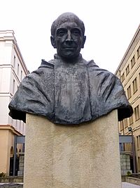 Archivo:Bilbao - Universidad de Deusto, Monumento a Pedro Arrupe