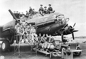 Archivo:Boeing B-17F-25-BO Fortress 42-24577 Hells Angels