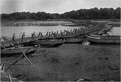 Archivo:Bridge of Boats on the Ravi River, Pakistan, 1895