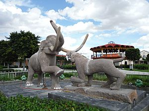 Archivo:Centro de Tocuila-Escultura mamut y tigre