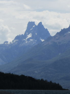 Cerro Dos Picos desde el Lago Cholila.png