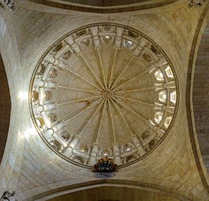 Archivo:Cimborrio de la catedral vieja de Salamanca (31630814220)