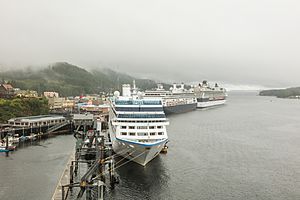 Archivo:Cruceros en Ketchikan, Alaska, Estados Unidos, 2017-08-16, DD 66