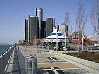 Archivo:Detroit International Riverfront Rivard Place Merry Go Round