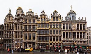 Archivo:Edificios en la Grand-Place, Bruselas, Bélgica, 2021-12-15, DD 07