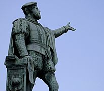 Elcano-estatua