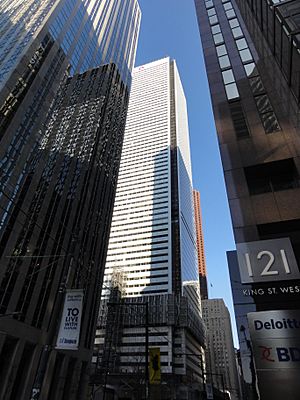 Archivo:First Canadian Place recladding November 2011