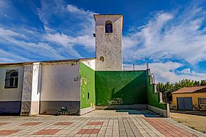 Archivo:Frontón y campanario en La Tala