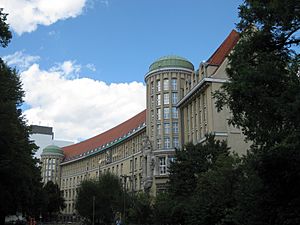 Archivo:Gebäude der Deutschen Nationalbibliothek (Deutsche Bücherei) Leipzig