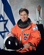 Archivo:Ilan Ramon, NASA photo portrait in orange suit