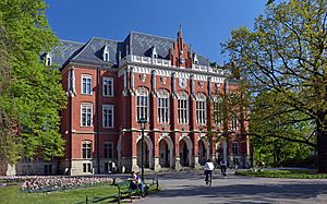 Archivo:Jagiellonian University Collegium Novum, 1882 designed by Feliks Księżarski, 24 Gołębia street, Old Town, Krakow, Poland