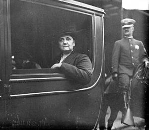 Archivo:Jane Addams in a car (cropped)