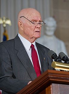 Archivo:John Glenn at Congressional Gold Medal Ceremony