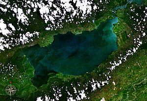 Archivo:Lake Izabal NASA