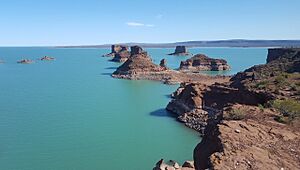 Archivo:Los Gigantes - Villa El Chocon, Neuquen