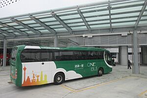 Archivo:MC 澳門 Macau 港珠澳大橋 HK-Zhu-Macau Bridge port building Jan 2019 IX2 港澳1號巴士 OneBus 03