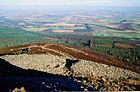 La colina conocida como Mither Tap es una de las cotas mayore de la sierra Bennachie, y en ella se encuentran restos del fuerte de la Edad del Hierro.