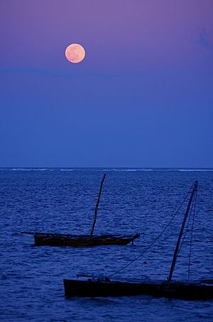 Archivo:Moon Over Mombasa