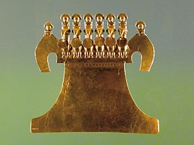 Archivo:Museo del Oro pectoral, six birds with folded wings and crouching human figures on their heads