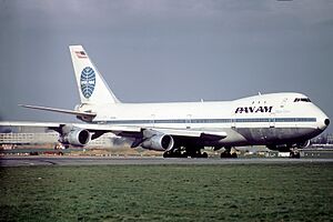 Archivo:N736PA Clipper Victor Pan Am Boeing 747-121, London Heathrow