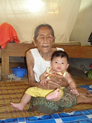 Archivo:Old woman with young baby boy