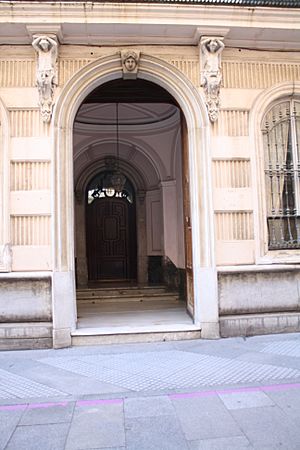 Archivo:Palacio de Mora - Entrada