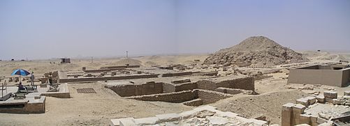 Archivo:Panorama pyramide Ounas